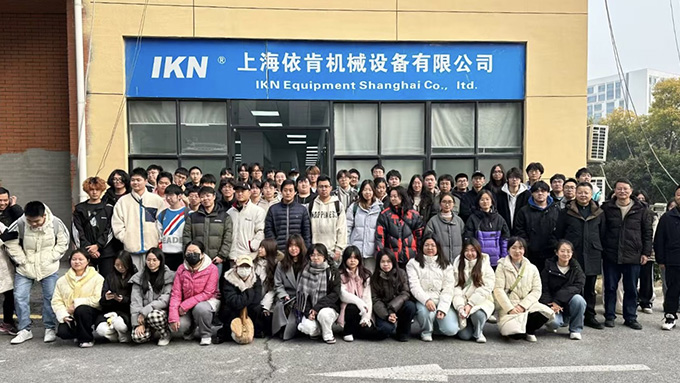 熱烈歡迎上海某高?；は到淌诩皩W(xué)生蒞臨我司參觀(guān)指導(dǎo)